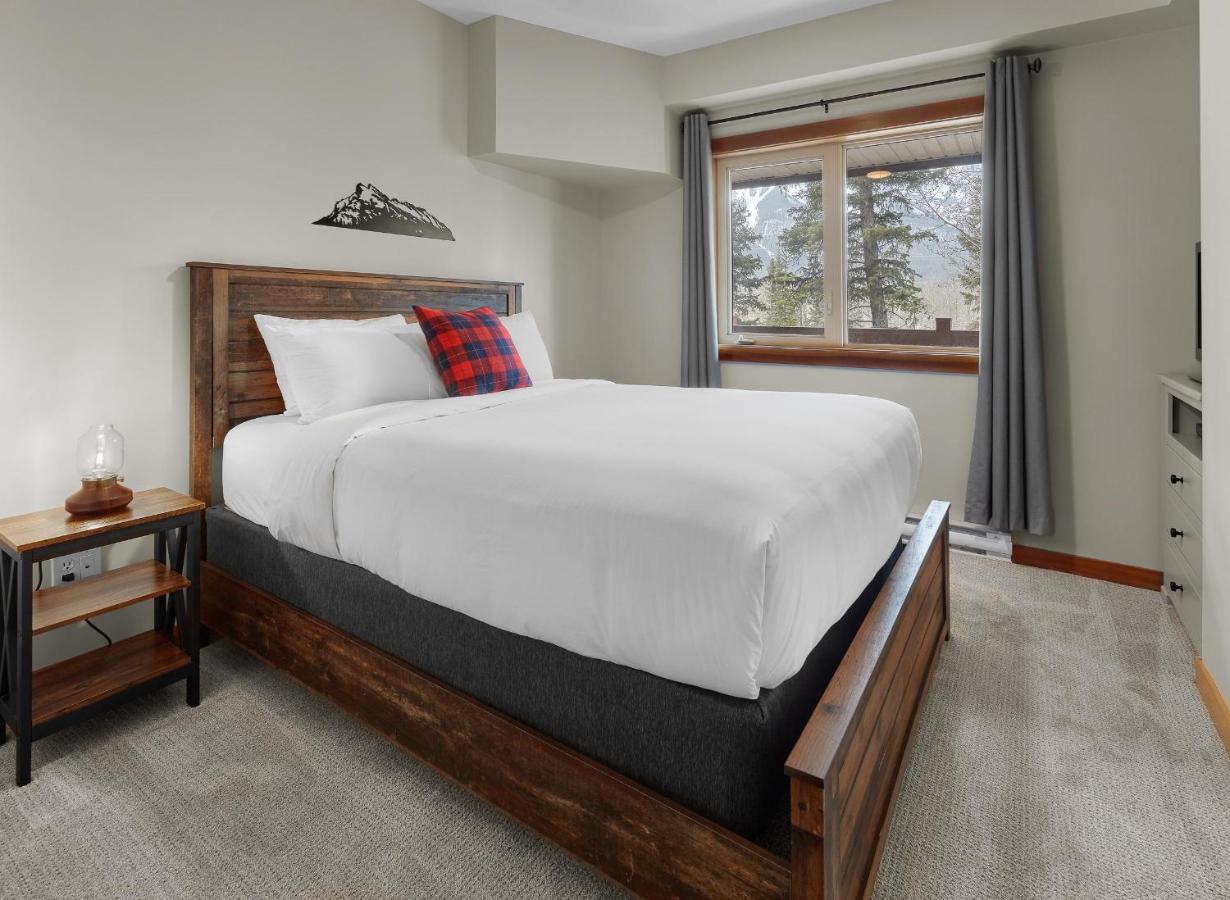 Newly Renovated Grizzly Lodge, Spacious 3Br 2Ba With Open Pool, Hot Tub Canmore Buitenkant foto