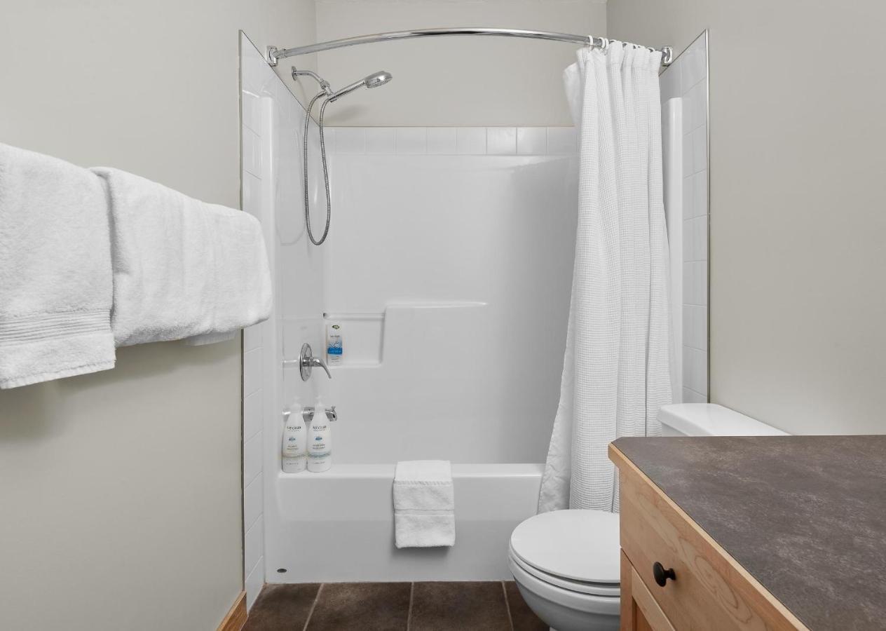 Newly Renovated Grizzly Lodge, Spacious 3Br 2Ba With Open Pool, Hot Tub Canmore Buitenkant foto
