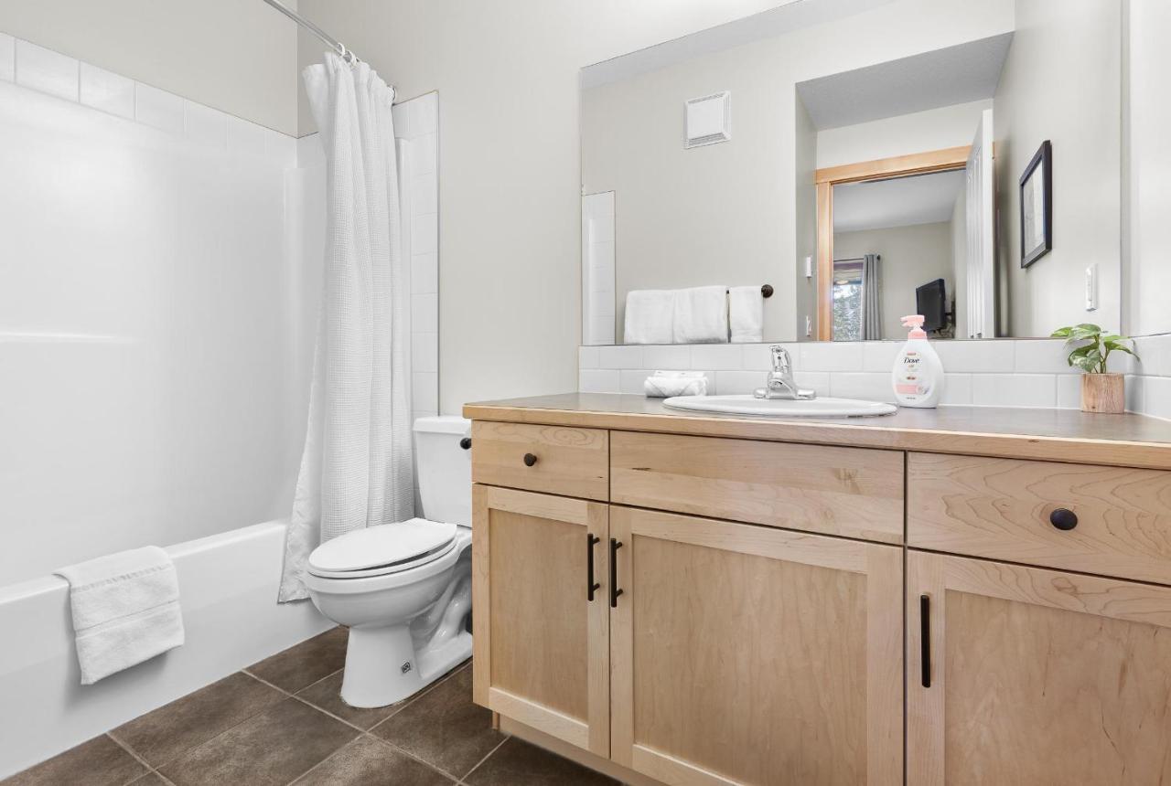 Newly Renovated Grizzly Lodge, Spacious 3Br 2Ba With Open Pool, Hot Tub Canmore Buitenkant foto